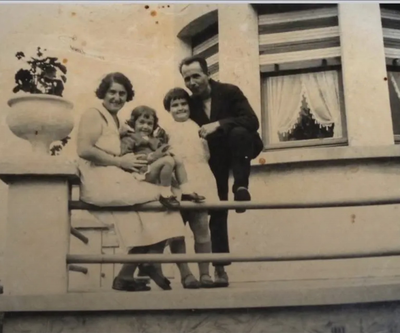 Famille posant devant la Villa Rossomme, photographie ancienne sépia, vers 1937
