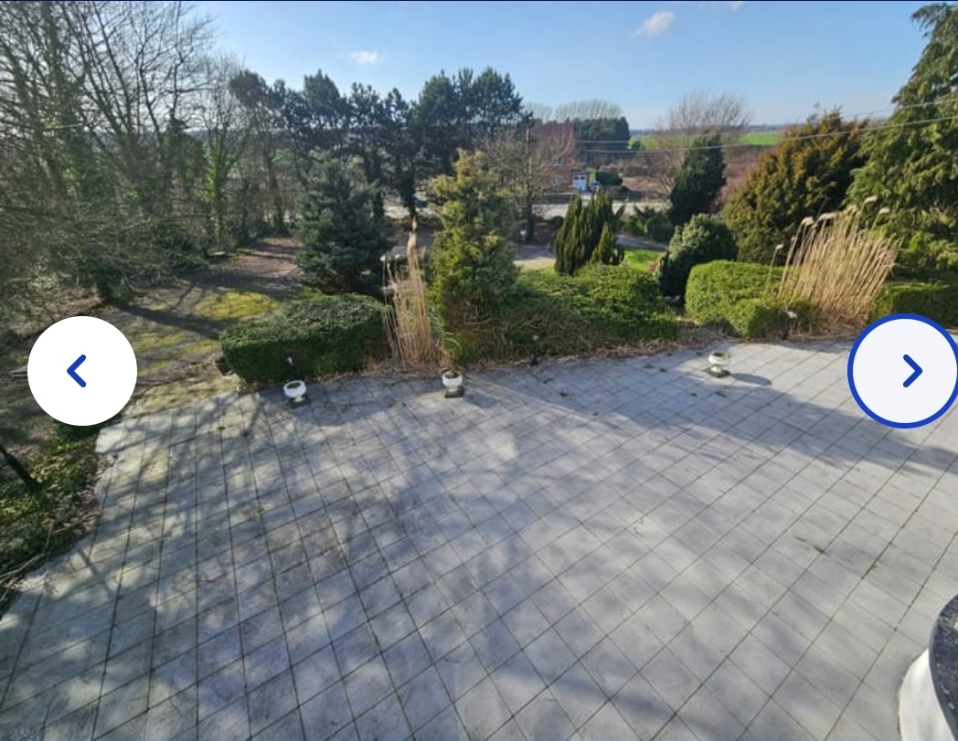 Grande terrasse dallée ouverte sur le parc et la campagne